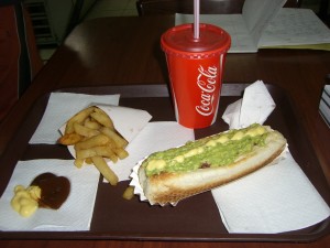 Complementos (hot dog with avocado)